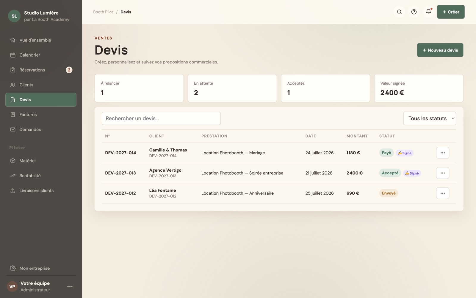Écran Devis : liste des devis avec les statuts Payé, Accepté et Envoyé.